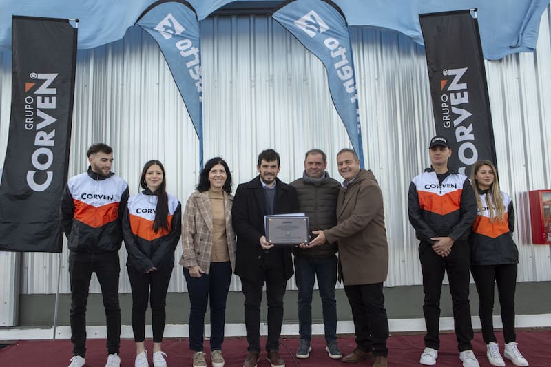 Patricia Iraola, D. de Grupo Corven; Leonardo Chiarella, intendente VT; Leandro Iraola, Pt Grupo Corven