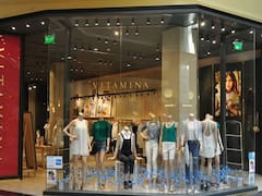 Dos tradicionales marcas de ropa femenina negocian detalles con un comprador mientras liquidan su stock