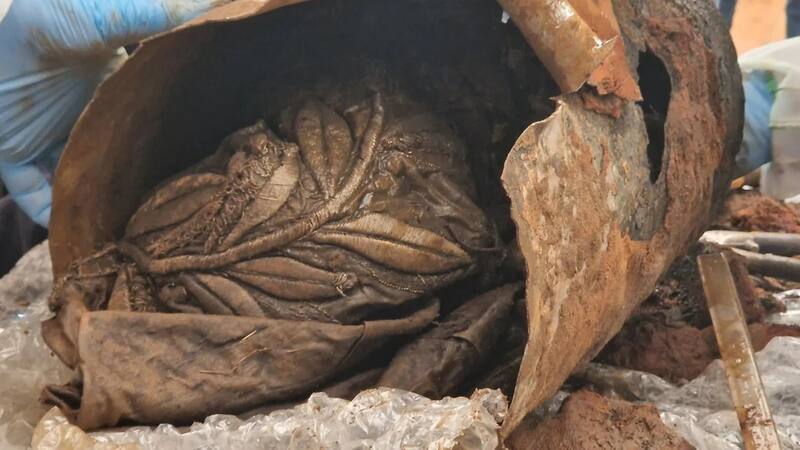 Los arqueólogos hallaron un objeto inesperado dentro de una antigua lata de leche oxidada en Sochaczew.