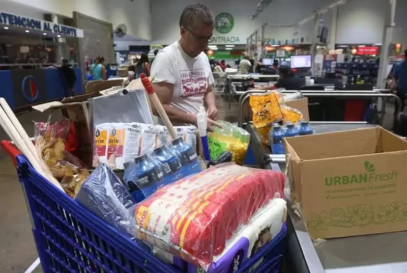 En Mendoza, esta semana se repitieron las imágenes de largas filas de autos, y tiendas y supermercados llenos.