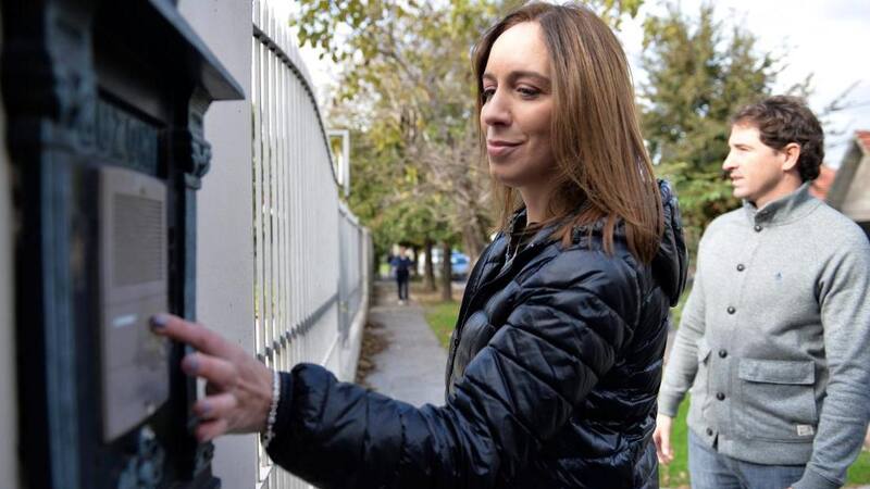 María Eugenia Vidal, en uno de los timbreos de campaña.