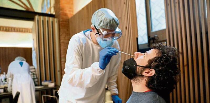 Es altamente probable que los no vacunados no tengan muchos síntomas e incluso sean asintomáticos.