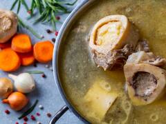 Oro líquido: cómo preparar el caldo milagroso que está repleto de colágeno y da elasticidad a la piel