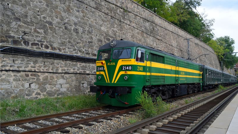 El Tren de Felipe II es uno de los recorridos en tren más hermosos de España.