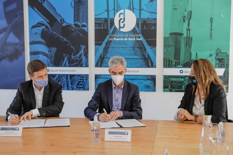 Augusto Costa, Mario Meoni, y Carla Monrabal firman el convenio de dragado