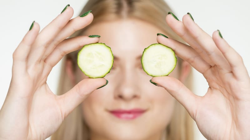El pepino frío actúa como un vasoconstrictor natural, lo que ayuda a reducir la apariencia de las ojeras al disminuir el tamaño de los vasos sanguíneos dilatados.