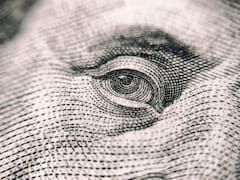 El dólar sigue en la cima del mundo, pese al bloqueo a las reservas de Rusia