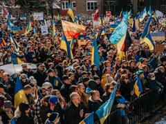 Marchas masivas en el mundo contra la guerra y 5000 detenidos en las protestas de Rusia