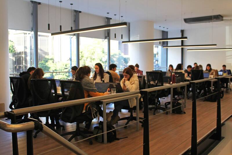 El local en Vicente López cuenta con un espacio de oficinas para el relacionamiento entre clientes y vendedores