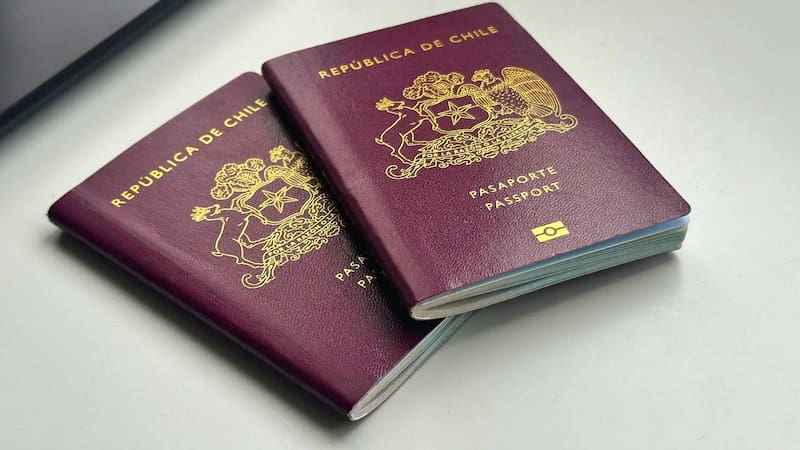 Según un ranking mundial, el pasaporte chileno es uno de los más poderosos. (Archivo)