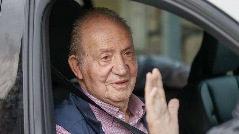 Juan Carlos I regresa a España en medio del escándalo por las comprometedoras fotos con Bárbara Rey.