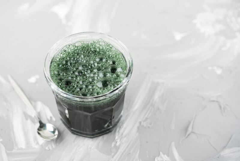 La espirulina es una fuente rica y concentrada de proteínas, vitaminas y minerales esenciales (Fuente: Freepik)
