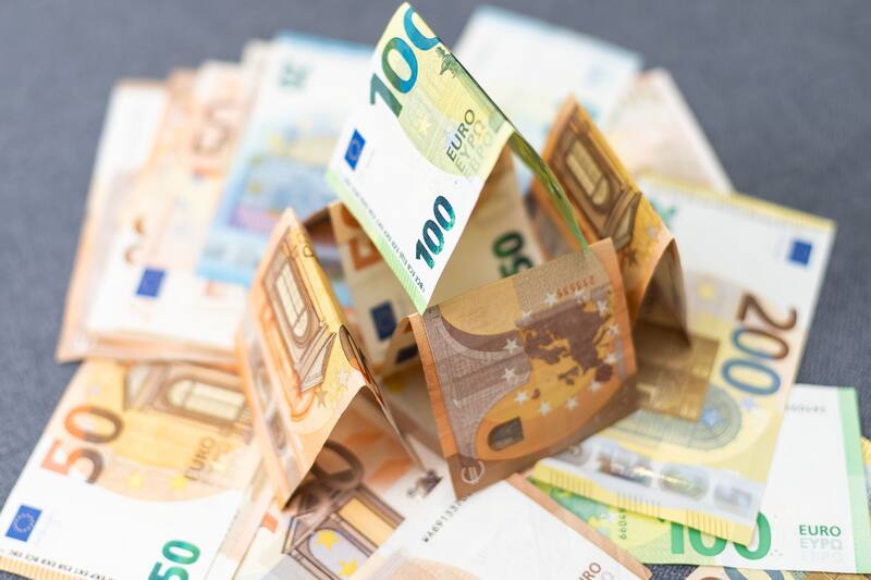 El depósito a plazo fijo de esta entidad ofrece una remuneración máxima del 4,40% TAE, por lo que si inviertes una cierta cantidad de dinero, podrías ganar más de 4000 euros en un año. (Foto: Shutterstock)
