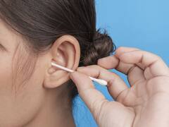 Los peligros de limpiarte los oídos con hisopos: qué dicen los médicos y cuáles son los consejos para mantener la salud auditiva