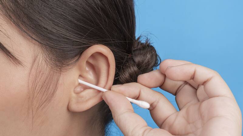 Muchos mitos rodean la limpieza de oídos, pero no todos son beneficiosos para la salud.