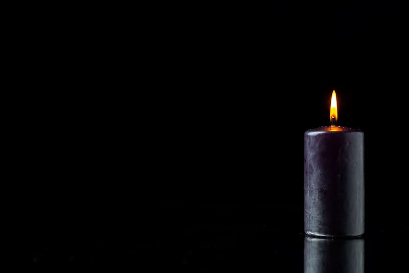 Las velas negras suelen asociarse con la sensación repentina de calor o desesperación propias de quien sufre una brujería. (Foto: FreePik.es)
