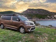 Esta furgoneta camper de Toyota es ideal para escapadas: la van cuenta con cama, ducha portátil y cocina