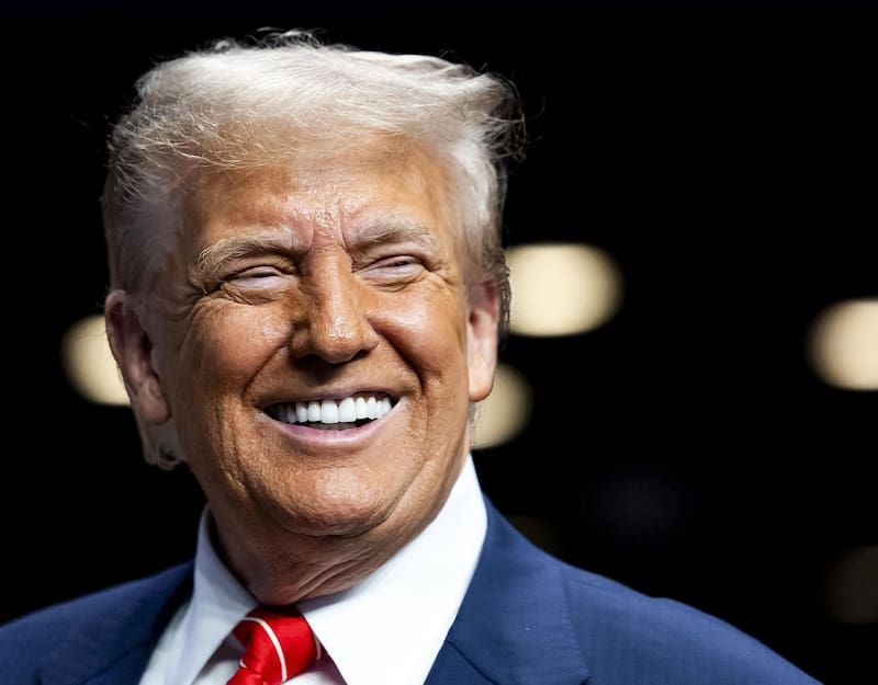 Donald Trump ratificó las prohibiciones de turismo en Cuba y otras medidas económicas que tuvieron lugar en su primera gestión presidencial. Fuente: Archivo.