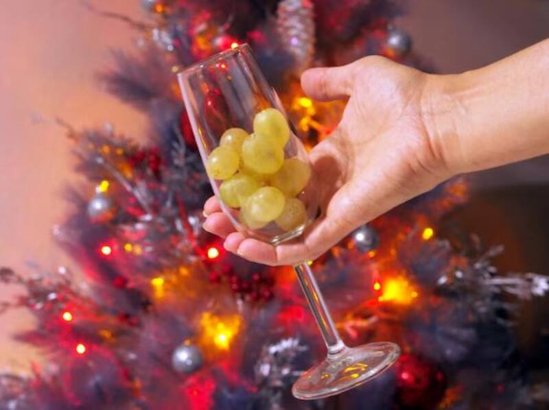 ¿Cómo afectará el aumento de precios a la tradición de las 12 uvas de la suerte? Fuente: Freepik.