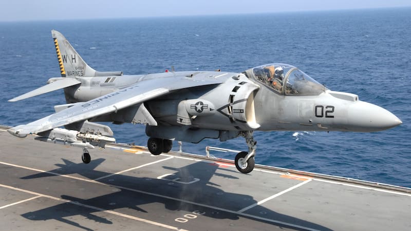 La inversión en tecnología aérea avanzada varía, con algunos países enfocándose en modernizar sus flotas mientras que otros mantienen aeronaves más antiguas.