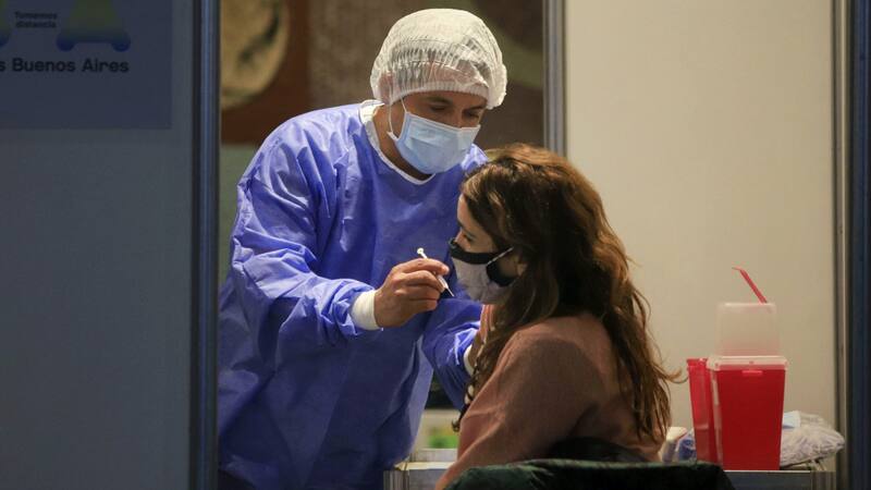 La norma establece como primer requisito que el evento adverso haya sido previamente notificado a través del Sistema Integrado de Información Sanitaria Argentino (SISA)