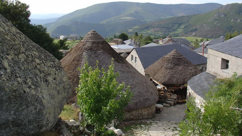La aldea ofrece increíbles vistas de la Sierra de Ancares.