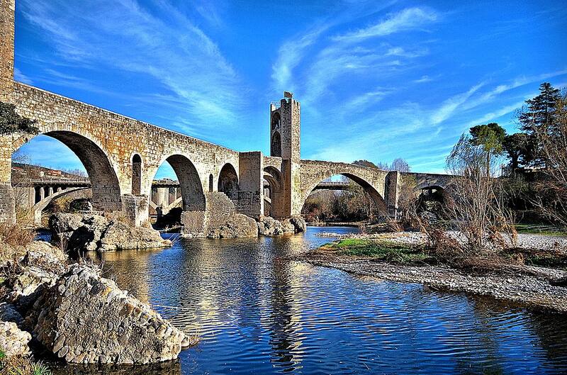 Puente Besalú. Fuente: Wikipedia.