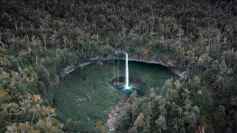 La base de la Cascada de Santa Ana forma una caverna milenaria