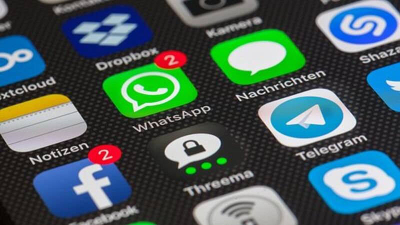 WhatsApp: el truco viral para transformar las letras en azules.
