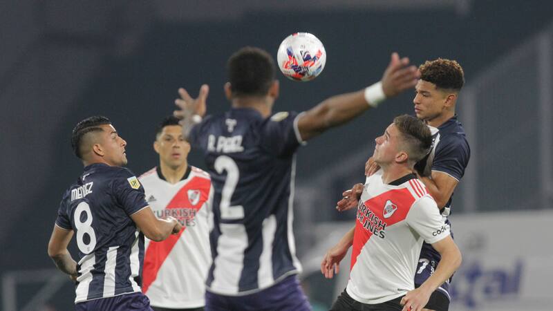 Escena del partido que jugaron Talleres y River Plate en terreno cordobes el 21 de octubre de 2021.