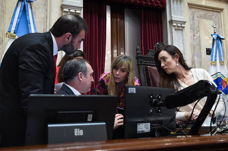 Victoria Villarruel con los jefes de los bloques de Unión por la Patria y La Libertad Avanza