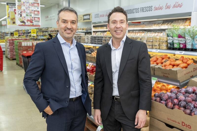 Agustín Ibero, CEO de DIA; y Rodrigo Gargaglione, director de Franquicias y Expansión de la cadena.