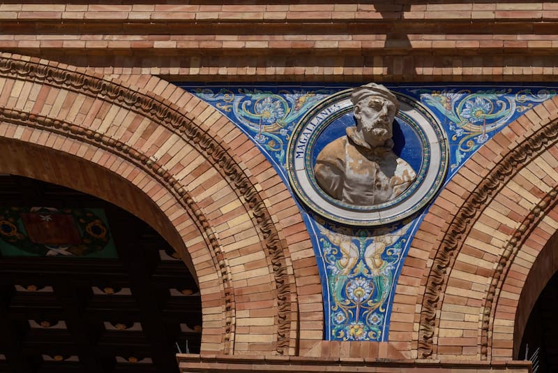 Medallón decorativo con efigie de Fernando Magallanes en la Plaza de España, Sevilla. (Fuente: Shutterstock)