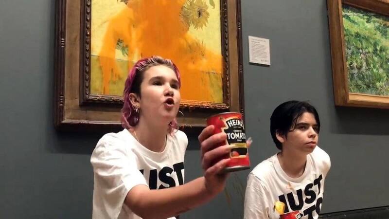 Las activistas de "Just Stop Oil" la lata de salsa de tomate que tiraron contra la pintura de Vincent Van Gogh.