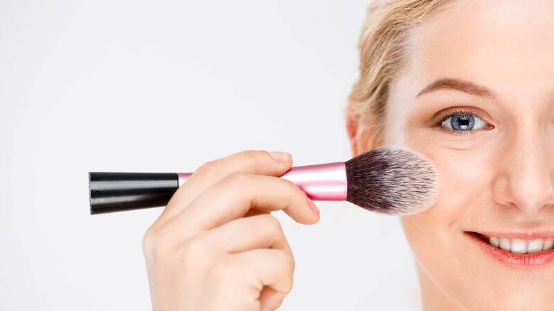 Optar por maquillaje cruelty free fomenta el desarrollo de métodos alternativos para pruebas de seguridad.
