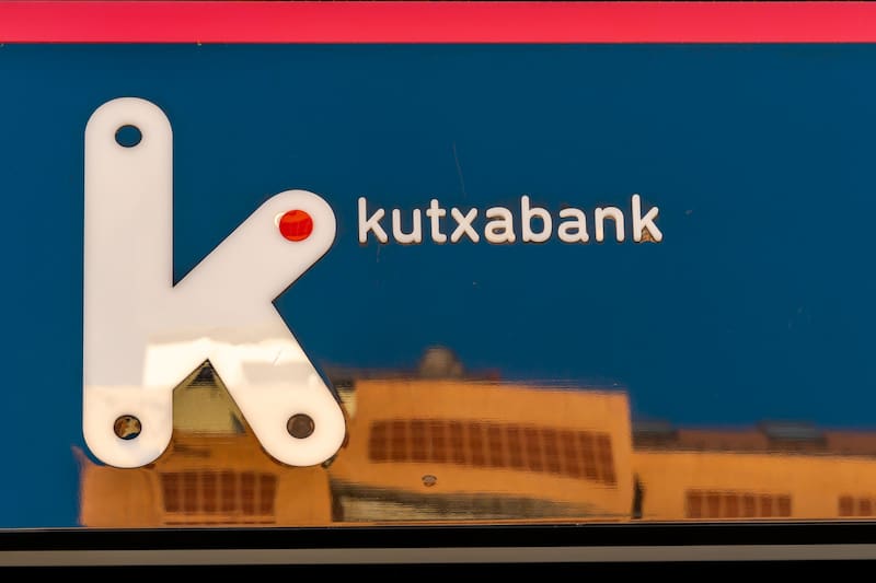 Kutxabank amplía su plantilla y publica nuevas ofertas laborales en varias provincias, con contratos temporales y programas de desarrollo profesional. (Fuente: Shutterstock)
