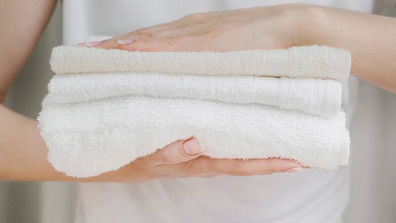 Mantener un programa regular de lavado de toallas no solo prolonga su vida útil, sino que también protege la salud.