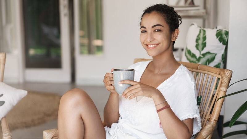 Este té se puede beber antes de dormir para aprovechar sus efectos relajantes y mejorar la calidad del sueño