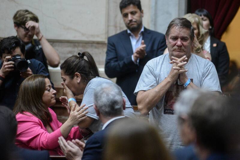 Cecilia Moreau saluda a Silvia Gómez y Ramón Dupuy, los abuelos de Lucio el niño asesinado en La Pampa