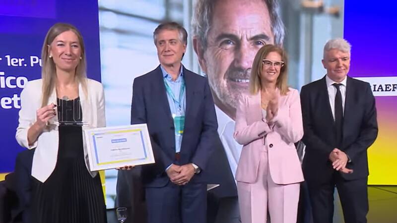 Paula Duto, gerente ejecutiva de Contabilidad y Reporting de YPF recibió el premio en nombre de Federico Barroetaveña