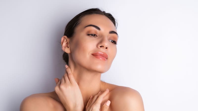 Una correcta higiene de la piel del rostro implica atender el cuidado del cuello.