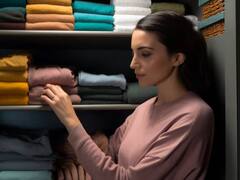 Qué significa acomodar la ropa por color, según la psicología