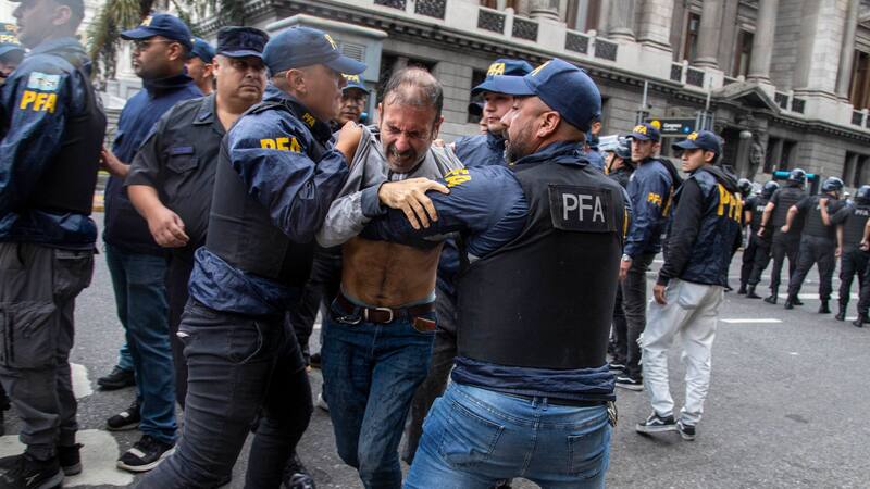 Tras los incidentes, hay un herido de gravedad y quedan unos 30 detenidos en comisarías porteñas.