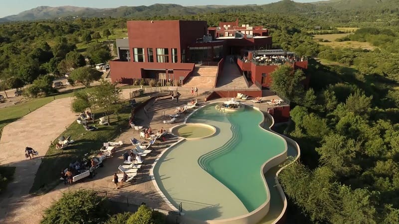 El impresionante hotel 5 estrellas de las sierras de Córdoba ideal para los amantes del buen comer y el golf
