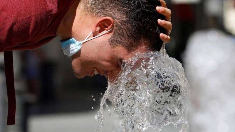 Es importante refrescarse para evitar golpes de calor. (Fuente: Archivo).