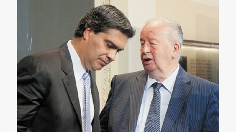 El Jefe de Gabinete Jorge Capitanich dialoga con el titular de la AFA Julio Grondona, ayer en el anuncio