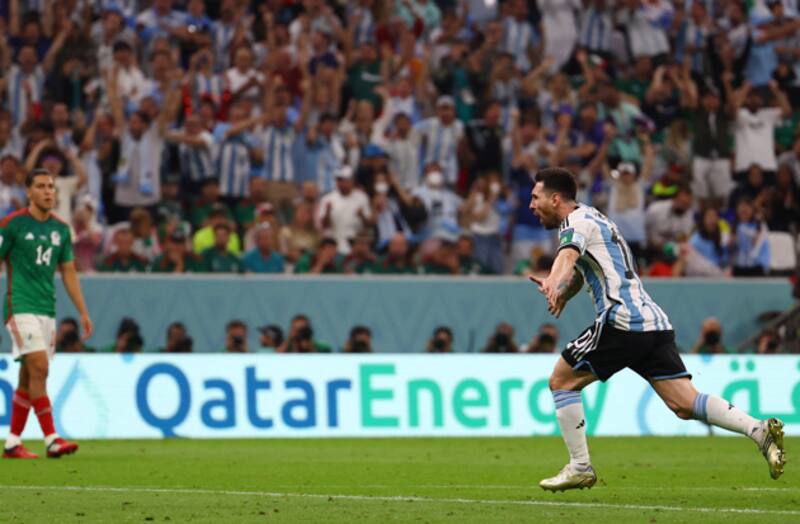 "Leo es como un niño, él sólo juega... y lo maravilloso es que cambia de opinión tres veces en un metro", dijo Johan Cruyff