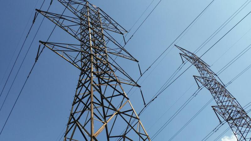 La sequía y las fallas estructurales llevaron al gobierno de este país de Sudamérica a recortar la jornada laboral durante 6 semanas.