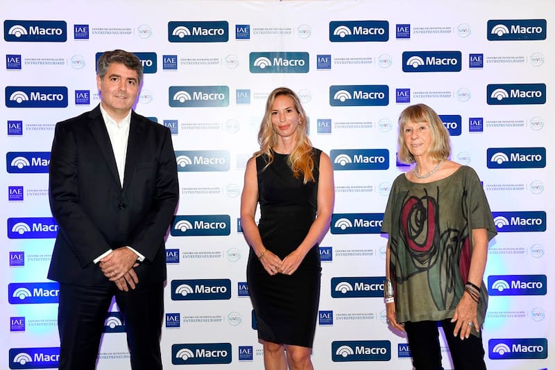 Constanza Brito (centro), presidenta de Fundación Macro, junto a Francisco Muro y Silvia Torres Carbonell.