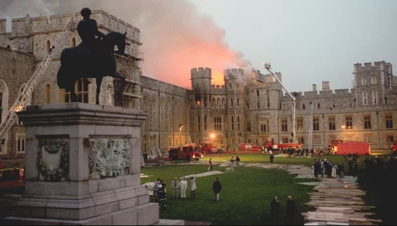 Las llamas consumen el Castillo de Windsor el 20 de noviembre de 1992.